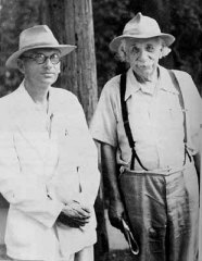 Kurt Gödel avec un jardinier inconnu